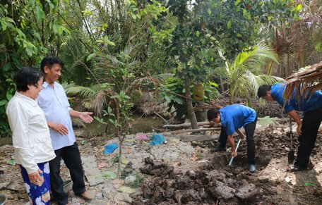 Không ngại thời tiết oi bức, đoàn viên thanh niên với “áo xanh tình nguyện” miệt mài hỗ trợ đào hố rác tự hoại.