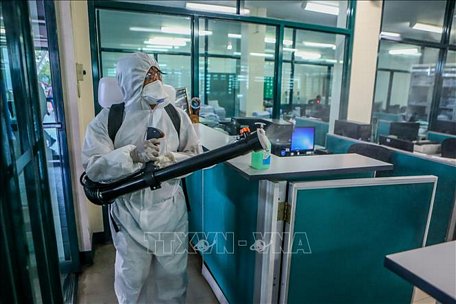  Nhân viên phun thuốc khử trùng tại tòa thị chính ở thành phố Marikina, Philippines, ngày 13/3. Ảnh: THX/TTXVN