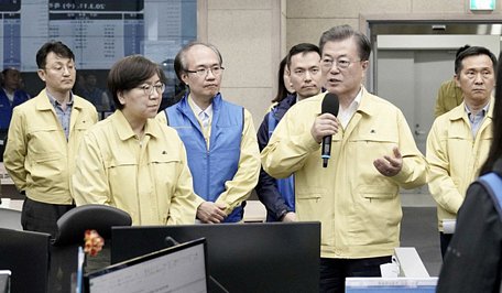 Tổng thống Hàn Quốc Moon Jae In thăm Trung tâm kiểm soát bệnh tật Hàn Quốc (KCDC) ngày 11/3 - Ảnh: EPA