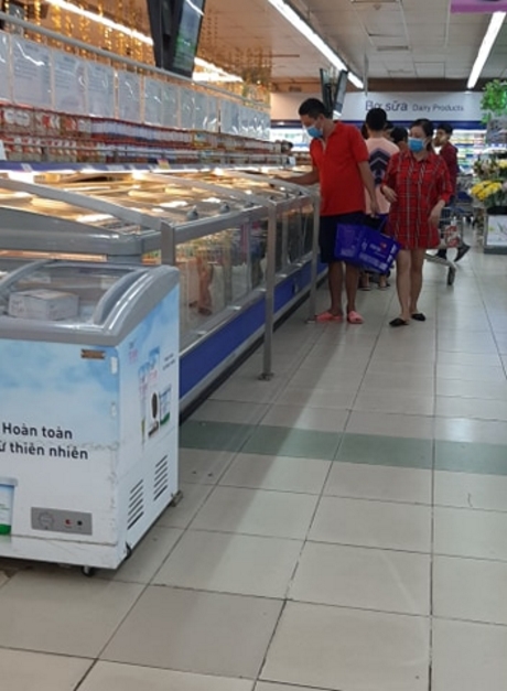 Người dân Vĩnh Long đeo khẩu trang khi đi mua sắm tại siêu thị Co.op Mart.