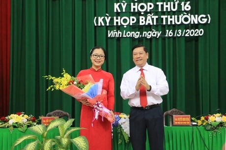 Bí thư Tỉnh ủy- Trần Văn Rón tặng hoa chúc mừng bà Nguyễn Thị Quyên Thanh.