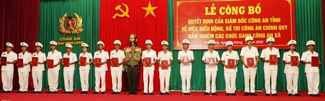 Lãnh đạo Công an tỉnh trao quyết định điều động công an chính quy đảm nhiệm các chức danh công an xã. 