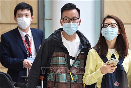 Hành khách đeo khẩu trang phòng lây nhiễm COVID-19 tại sân bay Sydney, Australia ngày 23/1/2020. Ảnh minh họa: AFP/TTXVN