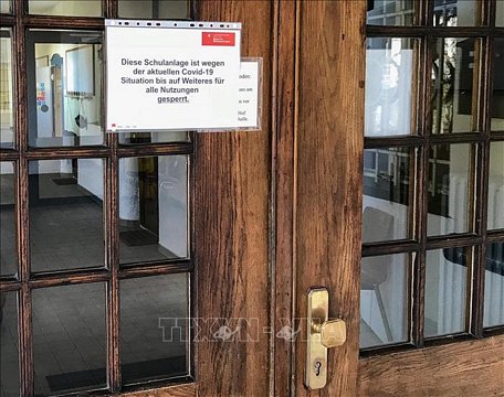 Biển thông báo đóng cửa trường học ở Munich, Đức nhằm ngăn chặn sự lây lan của dịch COVID-19, ngày 16/3/2020. Ảnh: THX/TTXVN