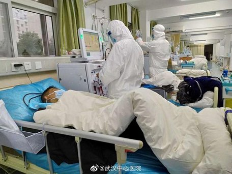 Nhân viên y tế chăm sóc bệnh nhân tại Vũ Hán. Ảnh: AFP.