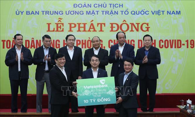 Thủ tướng Nguyễn Xuân Phúc và các đại biểu chứng kiến các tổ chức và cá nhân quyên góp ủng hộ công tác phòng, chống dịch COVID-19.