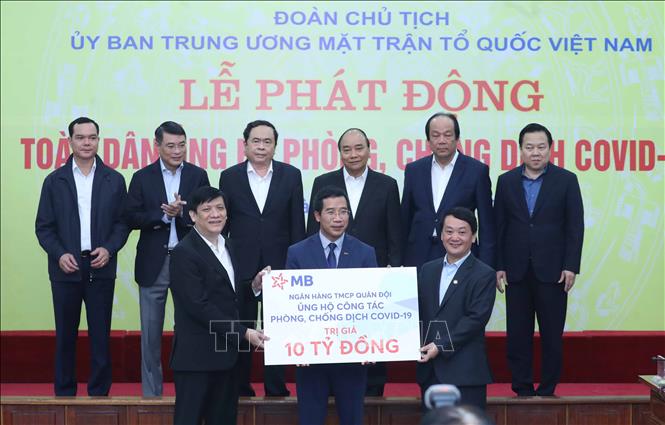 Thủ tướng Nguyễn Xuân Phúc và các đại biểu chứng kiến các tổ chức và cá nhân quyên góp ủng hộ công tác phòng, chống dịch COVID-19.