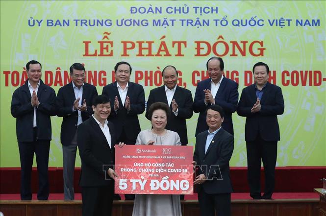 Thủ tướng Nguyễn Xuân Phúc và các đại biểu chứng kiến các tổ chức và cá nhân quyên góp ủng hộ công tác phòng, chống dịch COVID-19.