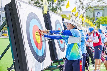 Nữ cung thủ Lộc Thị Đào thi đấu ấn tượng Giải Cúp bắn cung Châu Á 2020.  Ảnh: VĂN DUY   