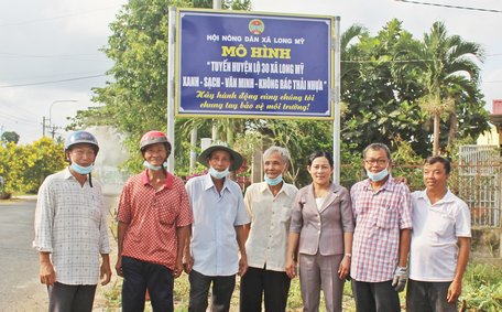 Hội Nông dân xã Long Mỹ trong buổi ra mắt tuyến đường “xanh- sạch- văn minh- không rác thải nhựa”.