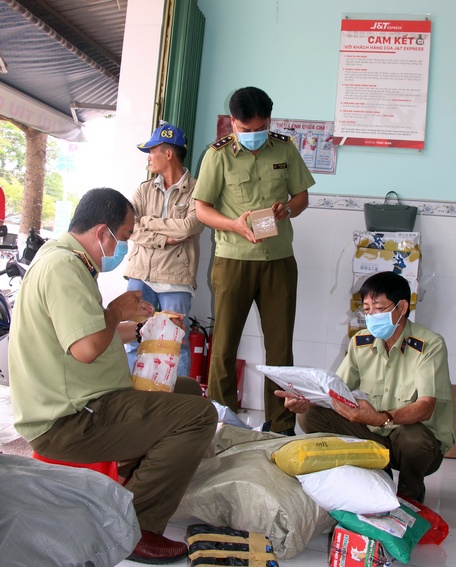 Ngành chức năng tăng cường kiểm soát chất lượng hàng hóa mua qua mạng.