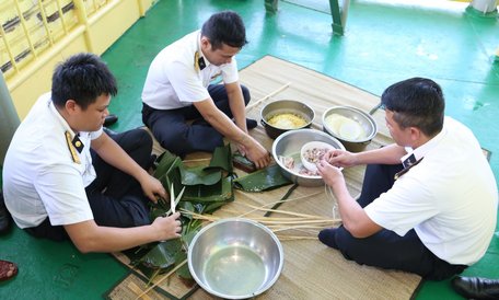 Chiến sĩ nhà giàn gói bánh chưng chuẩn bị đón tết.