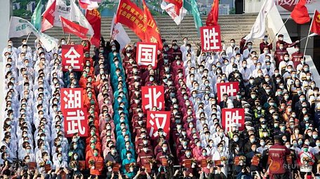 Người dân Vũ Hán đeo khẩu trang, ăn mừng chiến thắng 