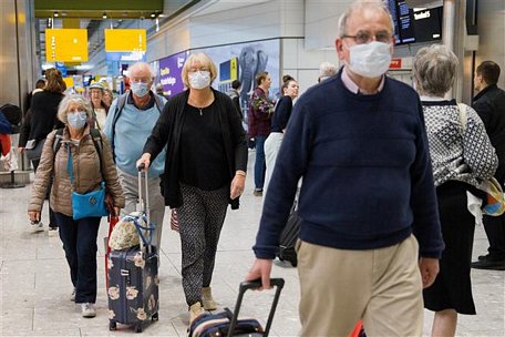Hành khách đeo khẩu trang phòng dịch COVID-19 khi lưu thông trên tàu điện ngầm ở London, Anh ngày 18/3/2020. Ảnh: AFP.