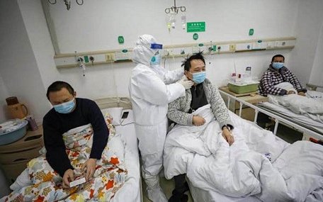 Chăm sóc bệnh nhân Covid-19 ở Trung Quốc. Ảnh: New York Times.