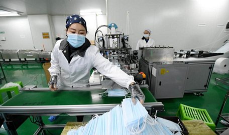 Công nhân sản xuất khẩu trang tại một doanh nghiệp nhỏ ở Chiết Giang, Trung Quốc. Ảnh: China Daily