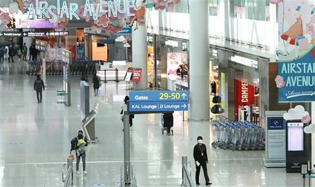 Hành khách tại sân bay quốc tế Incheon, Hàn Quốc ngày 13/3/2020, trong bối cảnh dịch COVID-19 lan rộng. (Nguồn: THX/TTXVN)