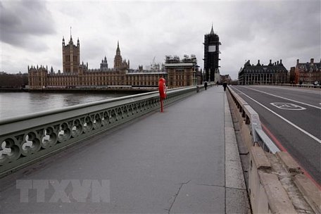 Cảnh vắng lặng trên cây cầu Westminster ở London, Anh trong bối cảnh dịch COVID-19 lây lan mạnh. (Ảnh: THX/TTXVN)