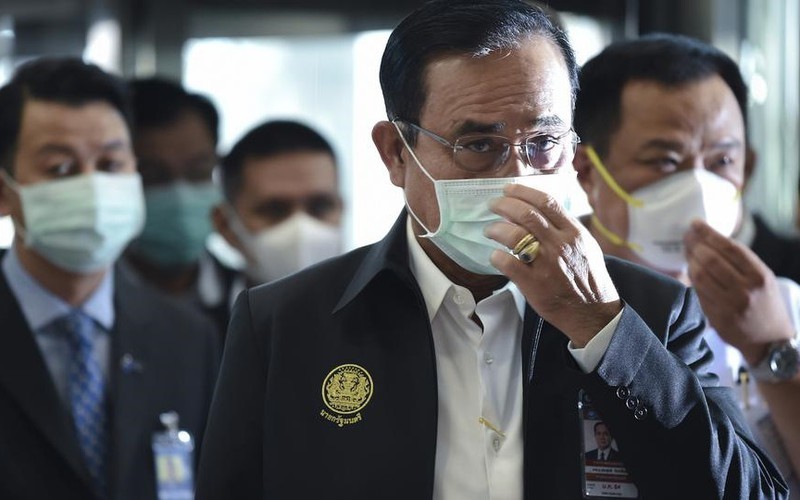 Thủ tướng Thái Lan đeo khẩu trang phòng Covid-19. Ảnh: AFP.