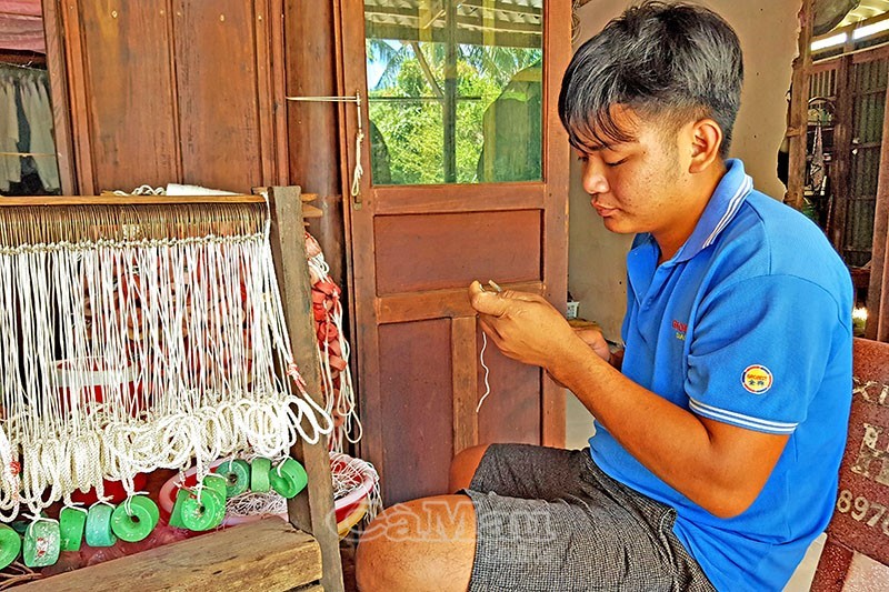 Anh Võ Văn Nam (ấp Lung Tràm, xã Khánh Hải, huyện Trần Văn Thời) giũa lưỡi câu cho bén để chuyến ra khơi trúng cá.