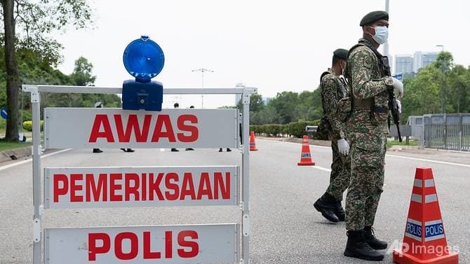 Binh linh tại một chốt kiểm soát ở Putrajaya, Malaysia, ngày 22/3. Ảnh: AP 