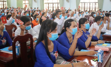 Các đại biểu biểu quyết bầu đoàn chủ tịch.