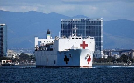Tàu bệnh viện Hải quân USNS Mercy được triển khai để hỗ trợ việc điều trị các bệnh nhân mắc Covid-19. Ảnh: Reuters