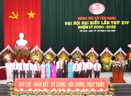 BCH nhiệm kỳ mới ra mắt đại hội.