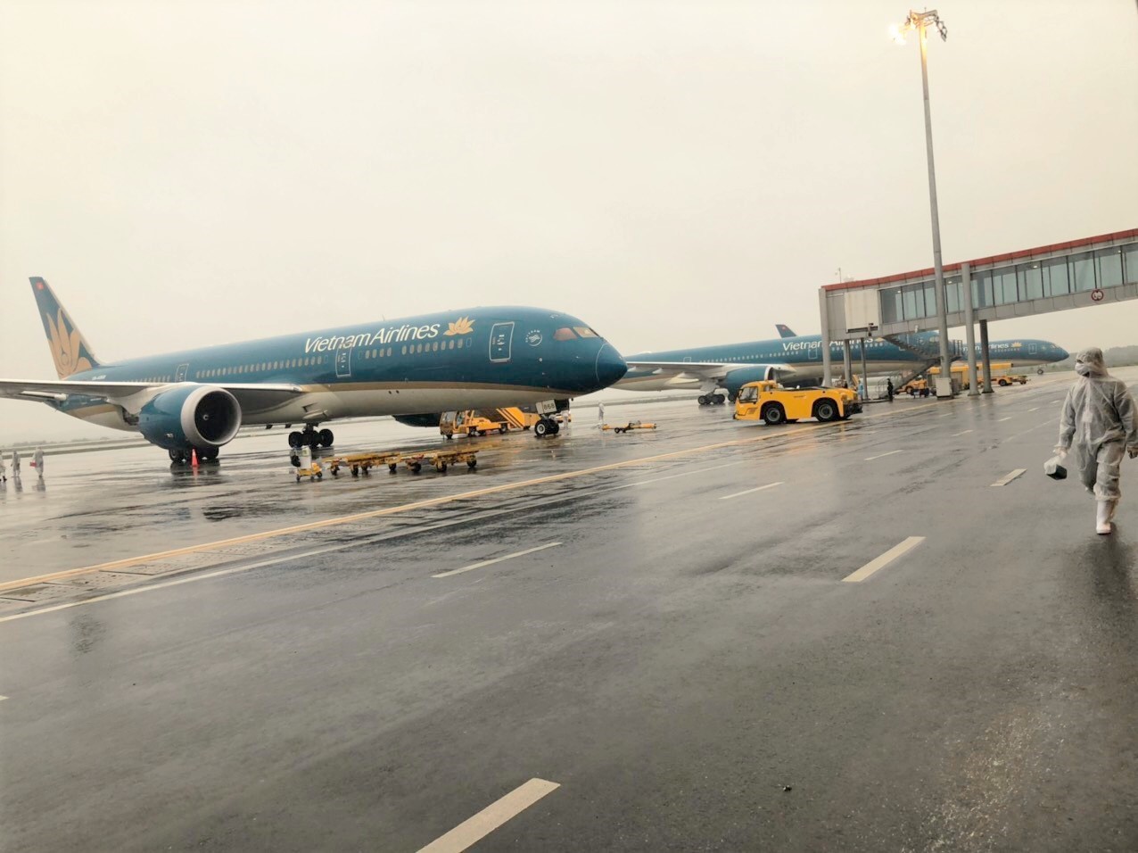 Máy bay Vietnam Airlines tại sân bay quốc tế Nội Bài.