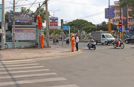 Công ty Điện lực Vĩnh Long treo băng rôn kêu gọi mọi người hưởng ứng Giờ Trái đất.