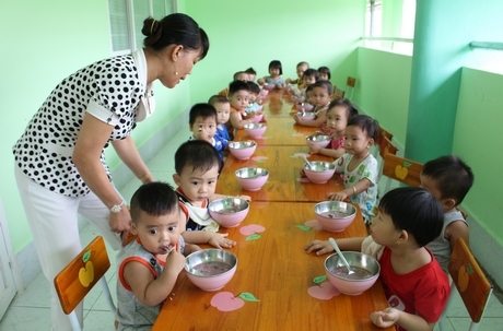 Nhân viên bảo mẫu là người trực tiếp chăm sóc ăn uống, vệ sinh và bảo vệ an toàn cho trẻ.