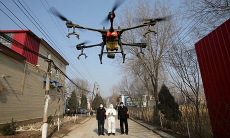 Máy bay không người lái phun thuốc khử trùng tại tỉnh Hà Bắc, Trung Quốc. Ảnh: Reuters