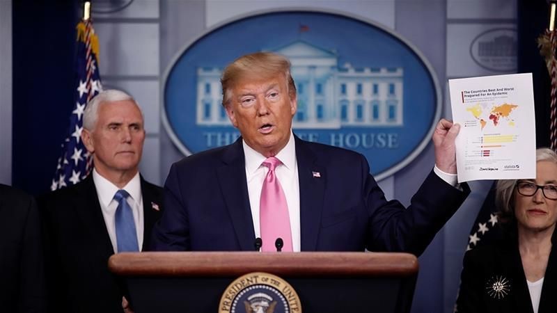 Tổng thống Donald Trump đã ký ban hành dự luật giải cứu kinh tế trị giá 2.000 tỷ USD, lớn nhất trong lịch sử nước Mỹ. Ảnh: Reuters
