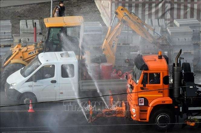 Phun thuốc khử khuẩn trên đường phố ngoại ô thủ đô Moskva, Nga ngày 28/3. Ảnh: AFP/TTXVN