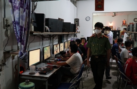 Sở Thông tin và Truyền thông phối hợp Công an tỉnh kiểm tra việc thực hiện tạm ngừng hoạt động tại điểm kinh doanh dịch vụ internet, game online.