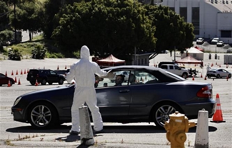 Nhân viên y tế kiểm tra các lái xe nhằm ngăn dịch COVID-19 lây lan, tại công viên Elysian, ở Los Angeles, Mỹ ngày 27/3/2020. Ảnh: THX/TTXVN