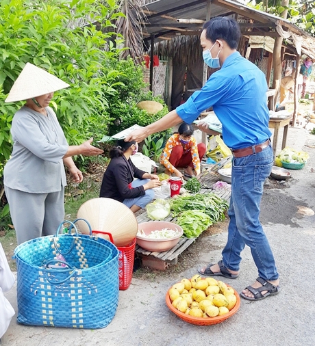 Trong ngày ra quân, đã cấp phát tờ bướm tuyên truyền cho 100% hộ gia đình.