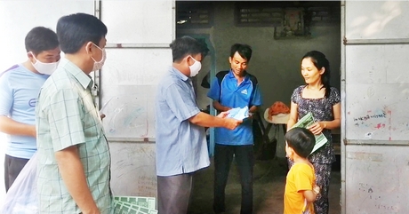 Tặng khẩu trang cho hộ nghèo, cận nghèo và khó khăn.
