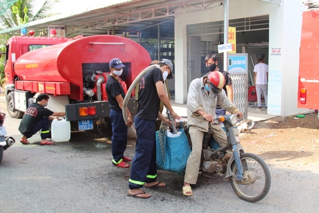 Người dân đến lấy nước ngọt miễn phí về sử dụng