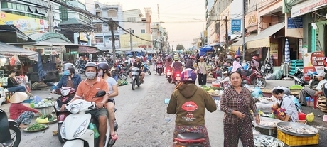 Nhiều bạn hàng chợ dân sinh không mang khẩu trang khi bán hàng.