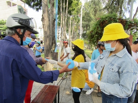 Phát khẩu trang miễn phí tại Vĩnh Long. Ảnh: TRƯƠNG THANH LIÊM (Cần Thơ)