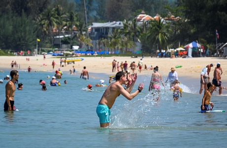 Du khách tắm biển trên đảo Phuket, Thái Lan ngày 20/3/2020. Ảnh: AFP/TTXVN