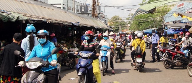 Không khí mua sắm tại chợ Vĩnh Long giảm hơn so với những ngày trước.