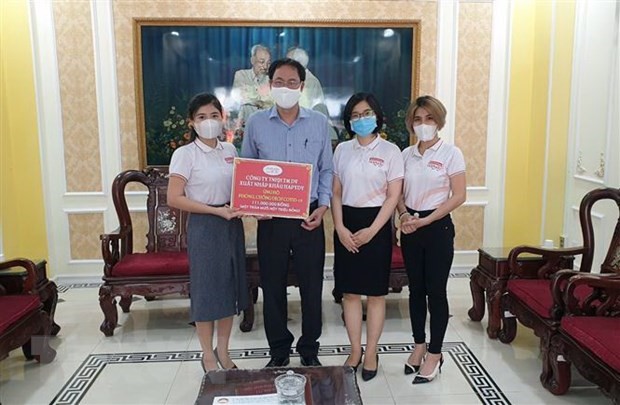 Đại diện Ủy ban Mặt trận Tổ quốc Việt Nam Thành phố Hồ Chí Minh tiếp nhận ủng hộ của các đơn vị, cá nhân. (Ảnh: TTXVN)