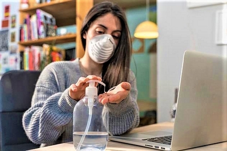Làm việc tại nhà được cho là có nhiều lợi thế và hiệu quả cao hơn đến công sở; Nguồn: listverse.com