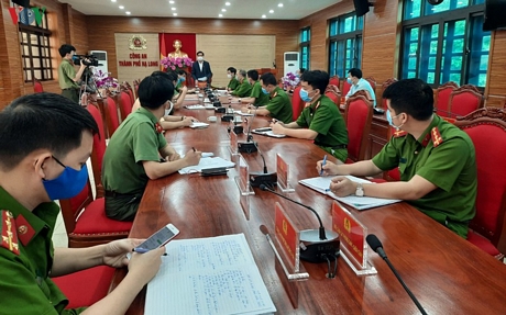 Công an Hạ Long đóng cửa 3 trụ sở vì tên cướp có nguy cơ mắc Covid-19: Công an thành phố Hạ Long (tỉnh Quảng Ninh) đã tiến hành cách ly tập trung một số cán bộ, chiến sỹ công an 3 phường Hồng Hà, Cao Xanh, Hà Lầm vì tham gia bắt đối tượng cướp, có liên quan tới yếu tố dịch tễ Covid-19; Toàn bộ trụ sở Công an thành phố cũng được tiến hành khử trùng theo quy định. Trong ảnh: Bí thư Thành ủy Hạ Long Vũ Văn Diện động viên, khen thưởng kịp thời các chiến sỹ Công an thành phố Hạ Long