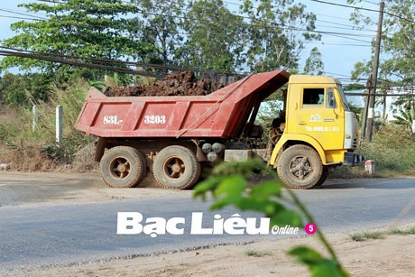 Xe ben chở đầy đất chạy ra Quốc lộ Nam sông Hậu, đoạn qua TP. Bạc Liêu. Ảnh: N.L