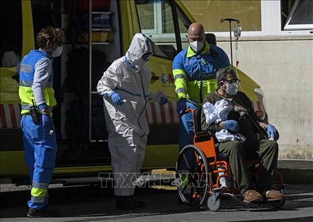 Nhân viên y tế chăm sóc bệnh nhân tại bệnh viện ở Madrid, Tây Ban Nha ngày 2/4/2020. Ảnh: AFP/ TTXVN