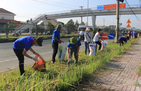 Đoàn viên thanh niên tham gia bảo vệ môi trường, góp phần xây dựng nông thôn mới, đô thị văn minh.