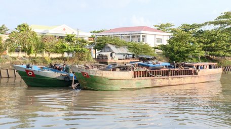 Phương tiện khai thác cát sông trái phép bị tạm giữ.